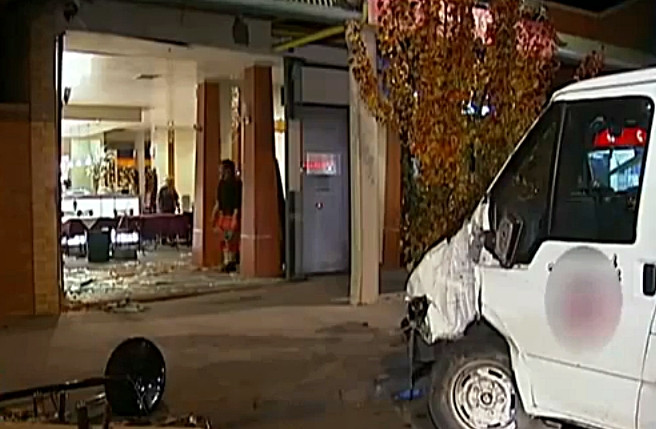 Accident spectaculos, surprins de camerele video. Un sofer beat intra cu masina intr-un restaurant