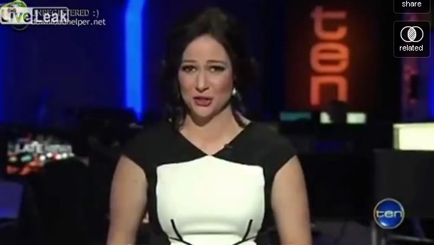 O prezentatoare nu se poate opri din ras, in timp ce relateaza o stire tragica. VIDEO