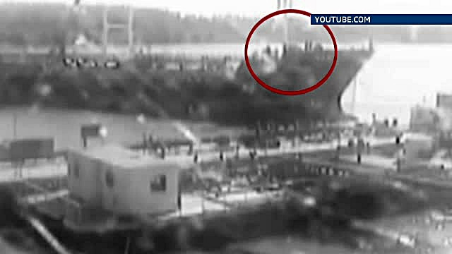 Incident naval la Galati. Un tanc petrolier s-a izbit de ponton si de o alta nava aflata in port