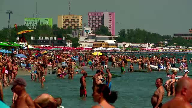 Cel mai aglomerat week-end de pana acum pe litoral. Plaja a aratat ca un podium de moda