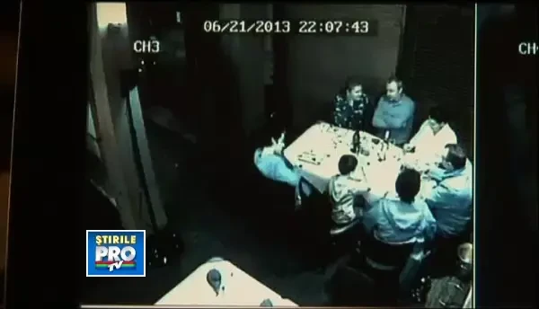Accident spectaculos, surprins de camerele video. Un sofer beat intra cu masina intr-un rastaurant