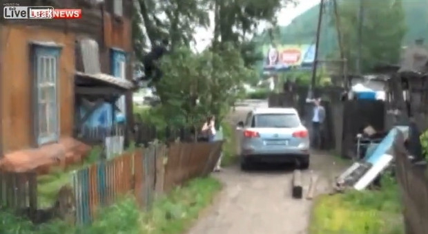 A luat patru ostatici si a cerut bani si o masina. Ce i-au oferit "mascatii" rusi. VIDEO