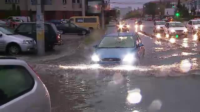 Ploile torentiale si vijeliile au ravasit vestul tarii. Copaci rupti si strazi acoperite de suvoaie
