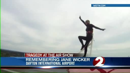 Show aviatic dramatic in SUA. O femeie cascador si un pilot au cazut cu avionul si au murit