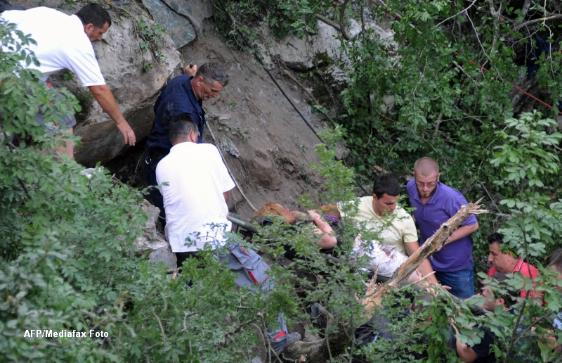 ACCIDENT IN MUNTENEGRU. Fotografii cutremuratoare din prapastia unde s-a oprit autocarul romanilor