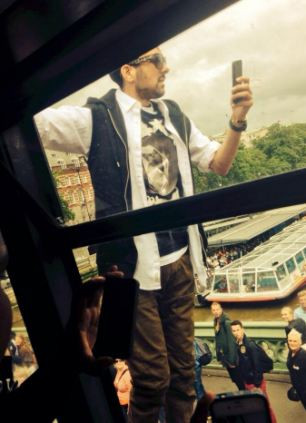 S-au uitat pe geamul autobuzului si nu le-a venit sa creada ce au vazut. "Este imposibil". VIDEO