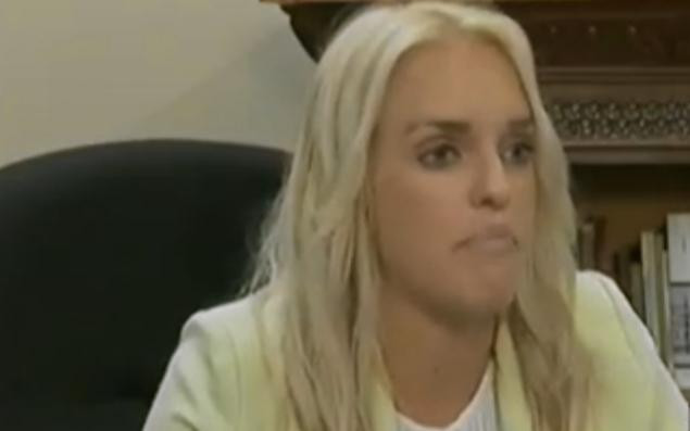 A pozat in costum de baie si a pus fotografia pe Facebook. Acum cere 2 mil. de dolari despagubire