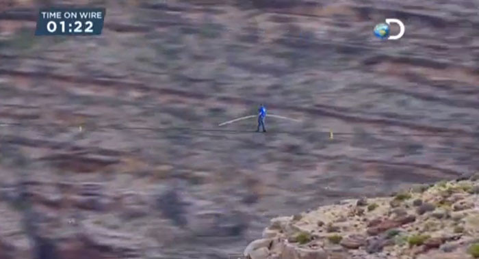 El este primul om din istorie care a traversat Marele Canion pe o sarma, fara echipament de protectie: VIDEO