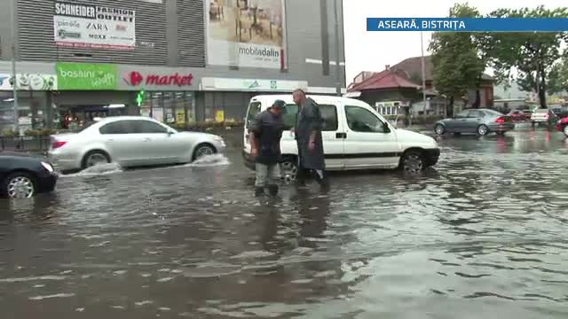Primarul din Cernavoda: Toate magazinele din centru au fost inundate; zona centrala e plina de mal