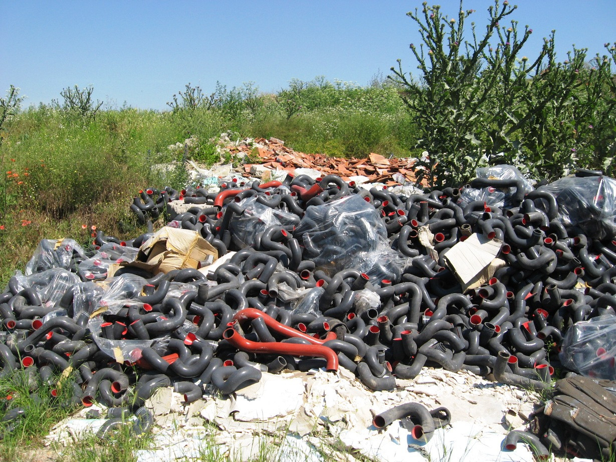 Tone de deseuri din cauciuc, descarcate peste noapte la marginea unui cartier aradean. FOTO