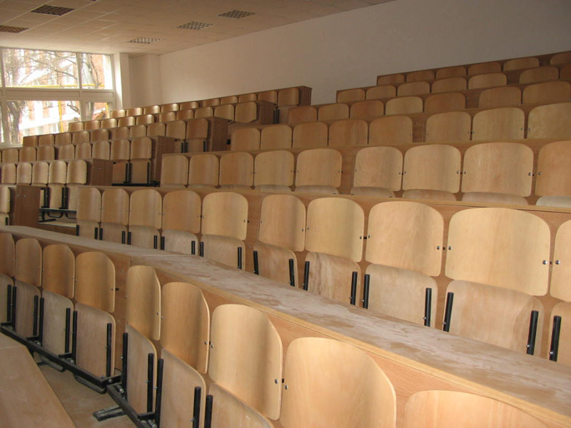 Profesoara batuta de un fost student, in biroul ei. Femeia a fost internata in spital