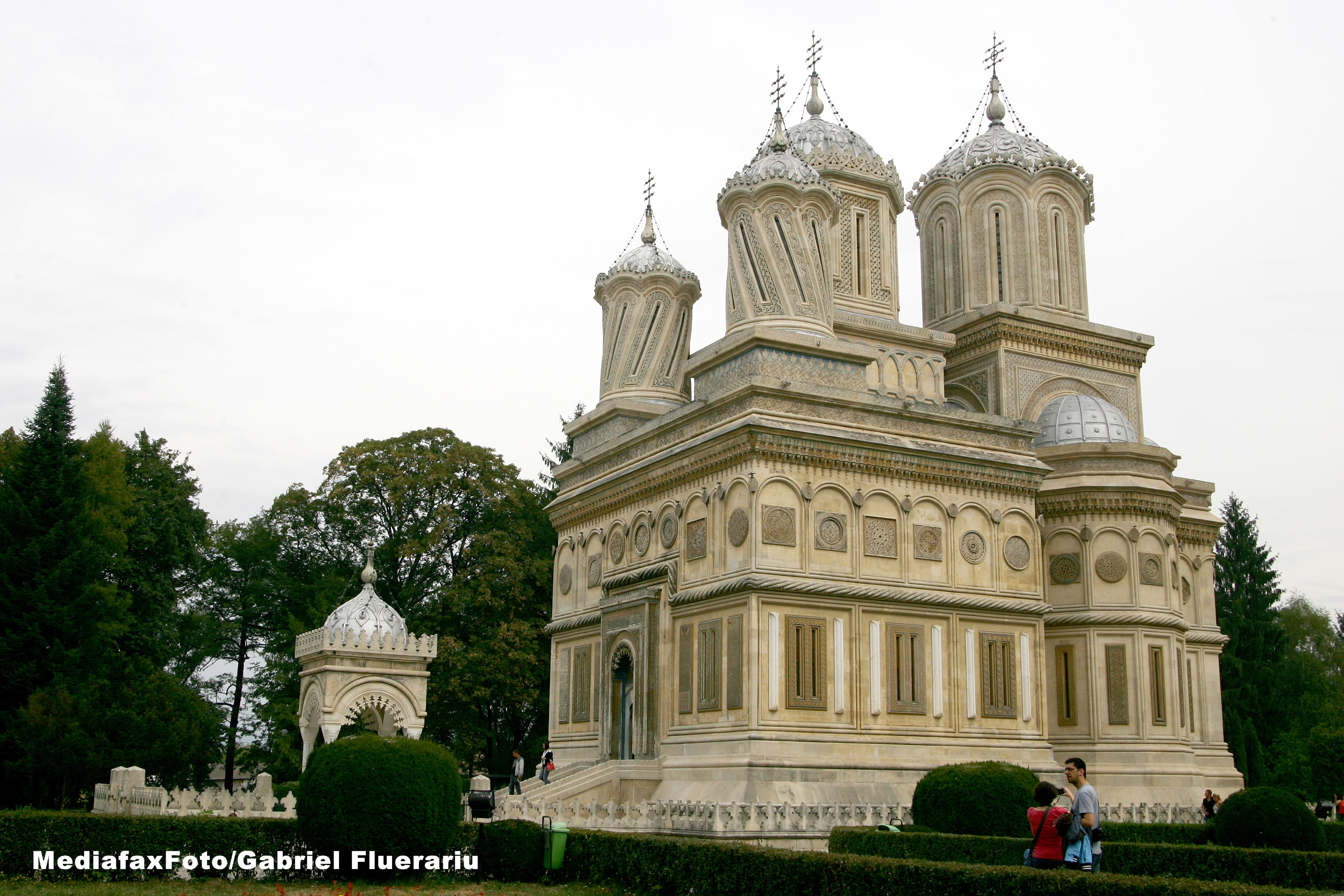 4 dintre cei morti in Muntenegru sunt din Curtea de Arges. Orasul a coborat deja steagul in berna