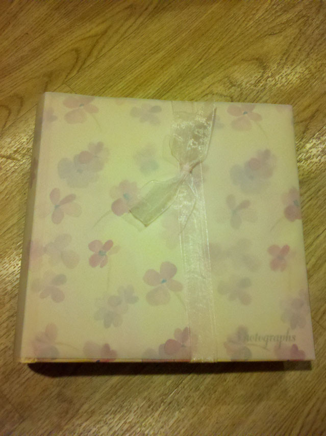 "Nu voi uita asta niciodata". Ce a gasit un tanar in albumul foto primit cadou de absolvire