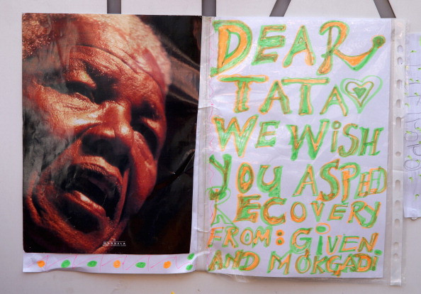 Mandela, in stare grava, a deschis ochii si a zambit cand a auzit de vizita lui Barack Obama