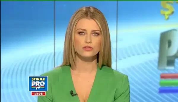 Din cauza vantului puternic, o schela inalta de patru metri s-a prabusit peste cinci masini la Arad