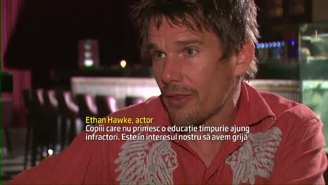 Ethan Hawke a venit in Romania pentru a ajuta copiii sarmani. "Daca n-au educatie, n-au speranta"