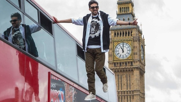 A levitat in paralel cu un autobuz in miscare. Fotografiile care ii dezvaluie secretul!