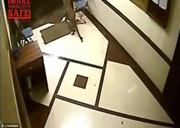 IMAGINI SOCANTE. Un leopard se strecoara intr-o locuinta si ataca un caine. VIDEO