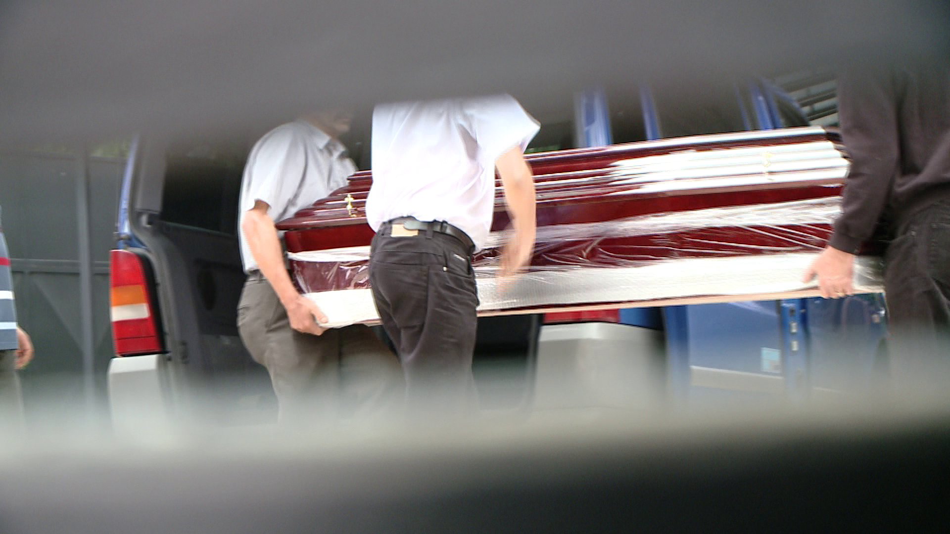 Trupurile neinsufletite ale celor doi soti care au murit in accidentul din Muntenegru au ajuns acasa