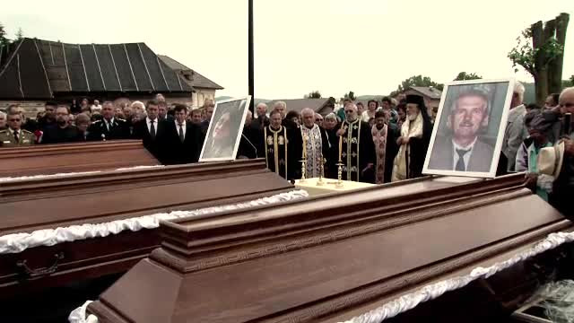 Victimele accidentului din Muntenegru au fost primite cu lacrimi si ploaie la intoarcerea acasa