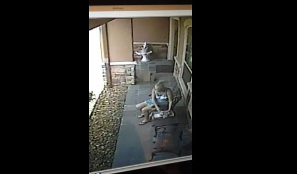 Ce a surprins un barbat care a montat o camera in fata casei. "Am anuntat politia". VIDEO