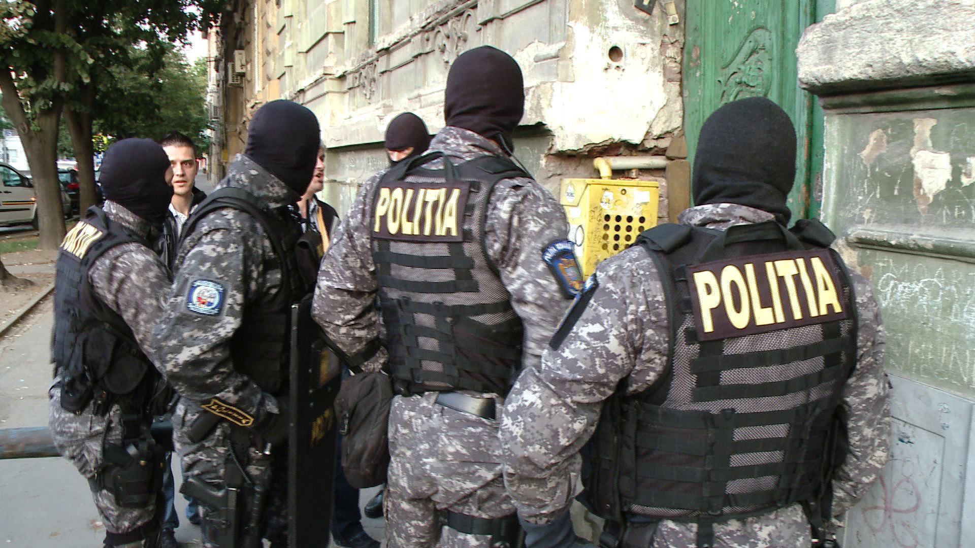 Perchezitii incheiate cu cinci arestari. Afla cu ce se ocupa o familie din Arad