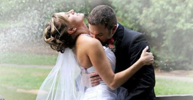 Momentul stanjenitor din timpul nuntii. Ce gest a facut mirele in fata invitatilor. FOTO