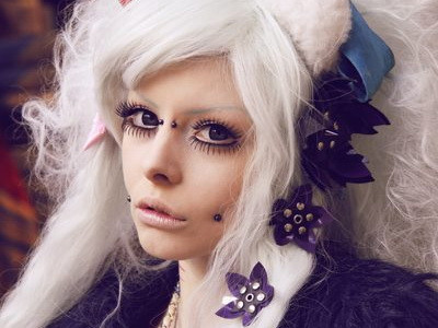 "Nu sunt eu daca nu sunt machiata". Cum a ajuns o tanara de 18 ani sa arate asa. VIDEO