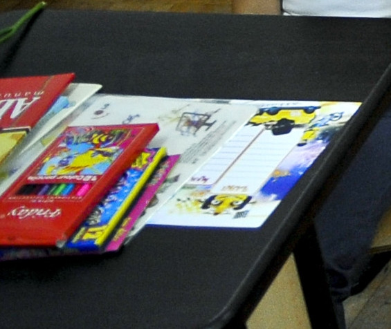 Doi elevi premianti au primit cadou din partea scolii o carte care continea texte obscene