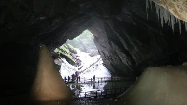 Pesterile de mulaj de pe Valea Muresului. Frumuseti ale naturii, vechi de peste 5 milioane de ani