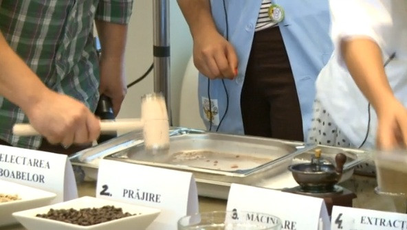 Cum se transforma cafeaua macinata in cafea instant. Experimentul care arata ca nessul e sanatos