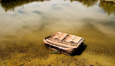 Descoperirea care a ingrozit-o. Ce a gasit o pensionara intr-o valiza aruncata pe un lac