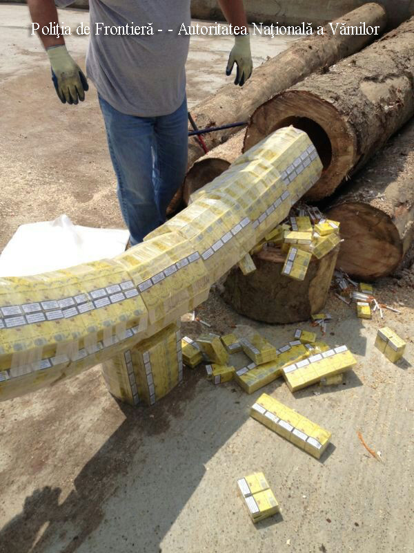 Tigarile din busteni, ultima "inovatie" a contrabandistilor. Imagini spectaculoase in Suceava