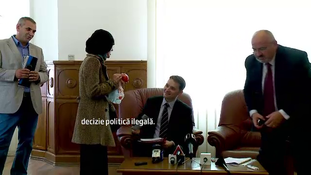 Sova, cu rosia pe iPad dupa ce o activista de la "Salvati Rosia Montana" l-a luat prin surprindere