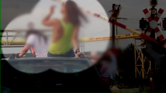 Spectacol periculos pe autostrada Bucuresti - Pitesti. Trei tinere s-au distrat pe capota masinii