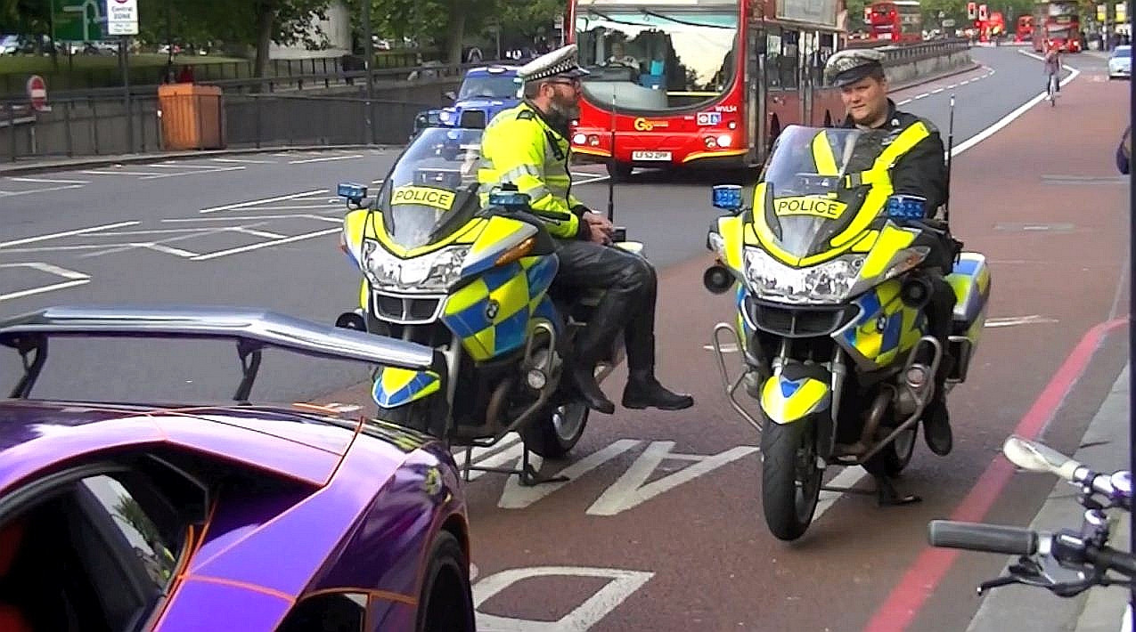 Politistii au avut un soc dupa ce au oprit acest Lamborghini! VIDEO