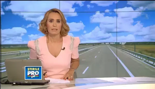 Spectacol periculos pe autostrada Bucuresti - Pitesti. Trei tinere s-au distrat pe capota masinii