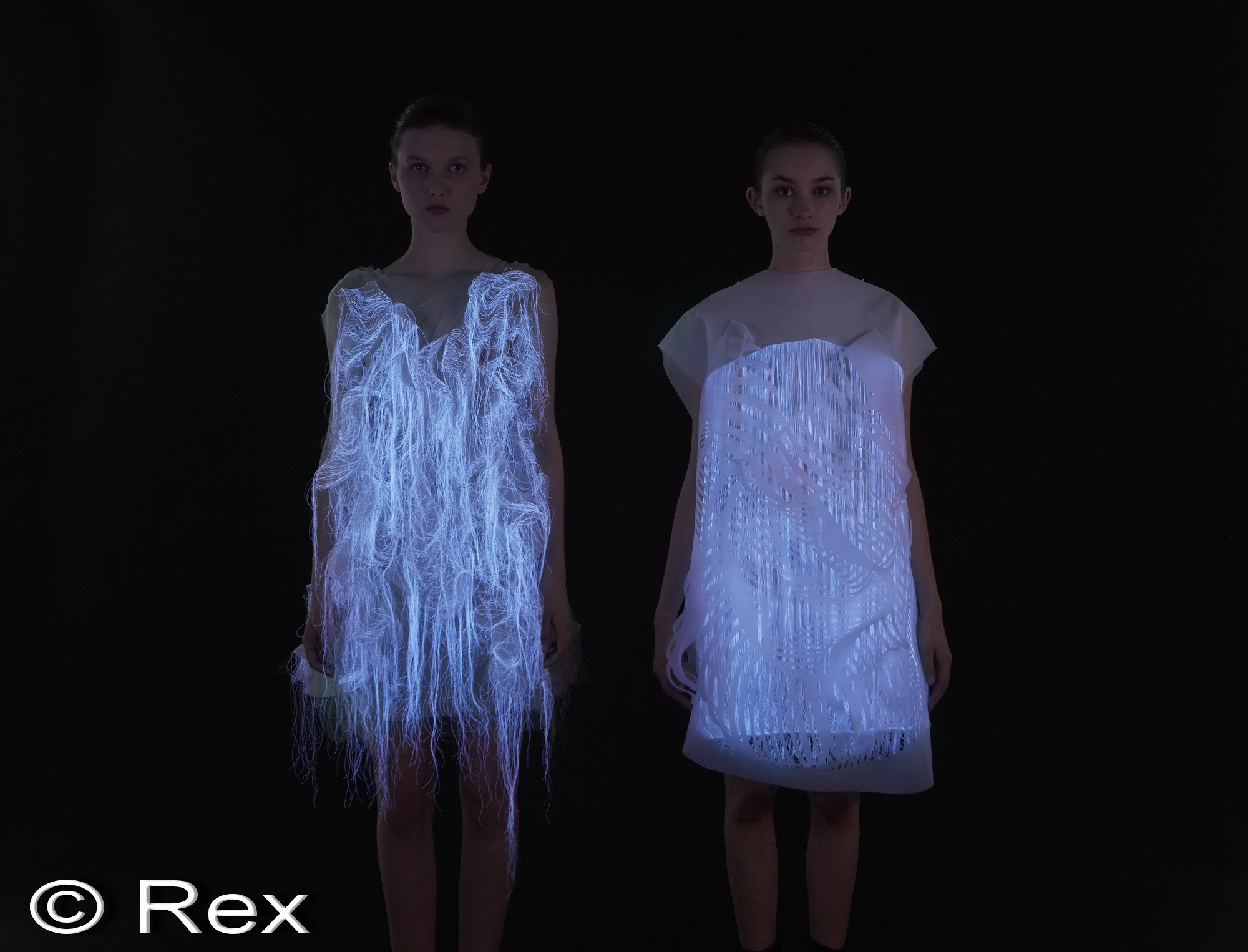 Tehnologie senzoriala revolutionara: ce se intampla atunci cand lumea se uita la aceste rochii