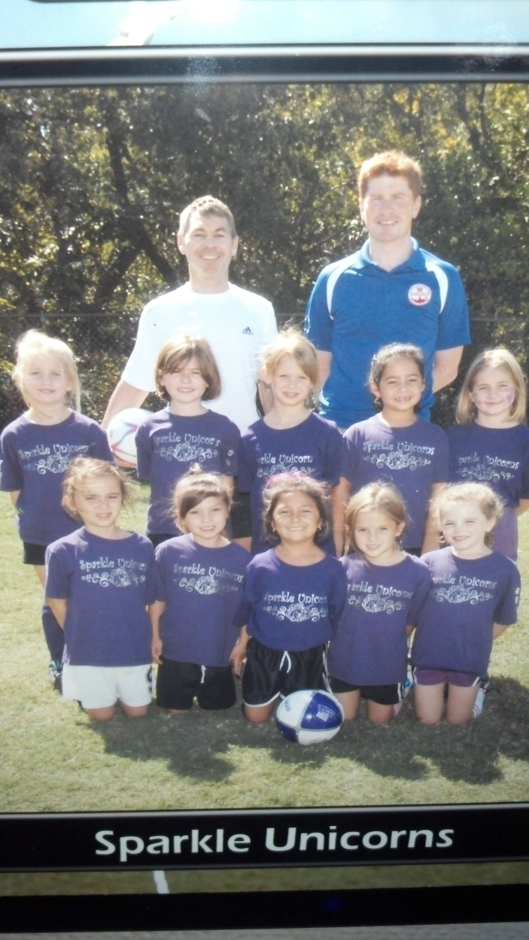 Si-au facut o echipa de fotbal de fete si le-au lasat sa-si aleaga numele. Ce si-au pus pe tricouri