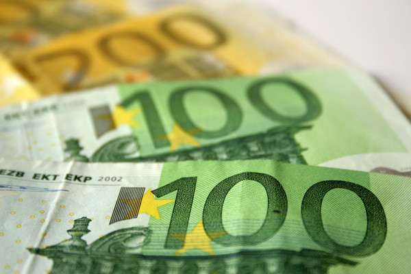 Un aradean a imprumutat 250 de euro, apoi a fost amenintat cu lumea interlopa daca nu plateste 5.000