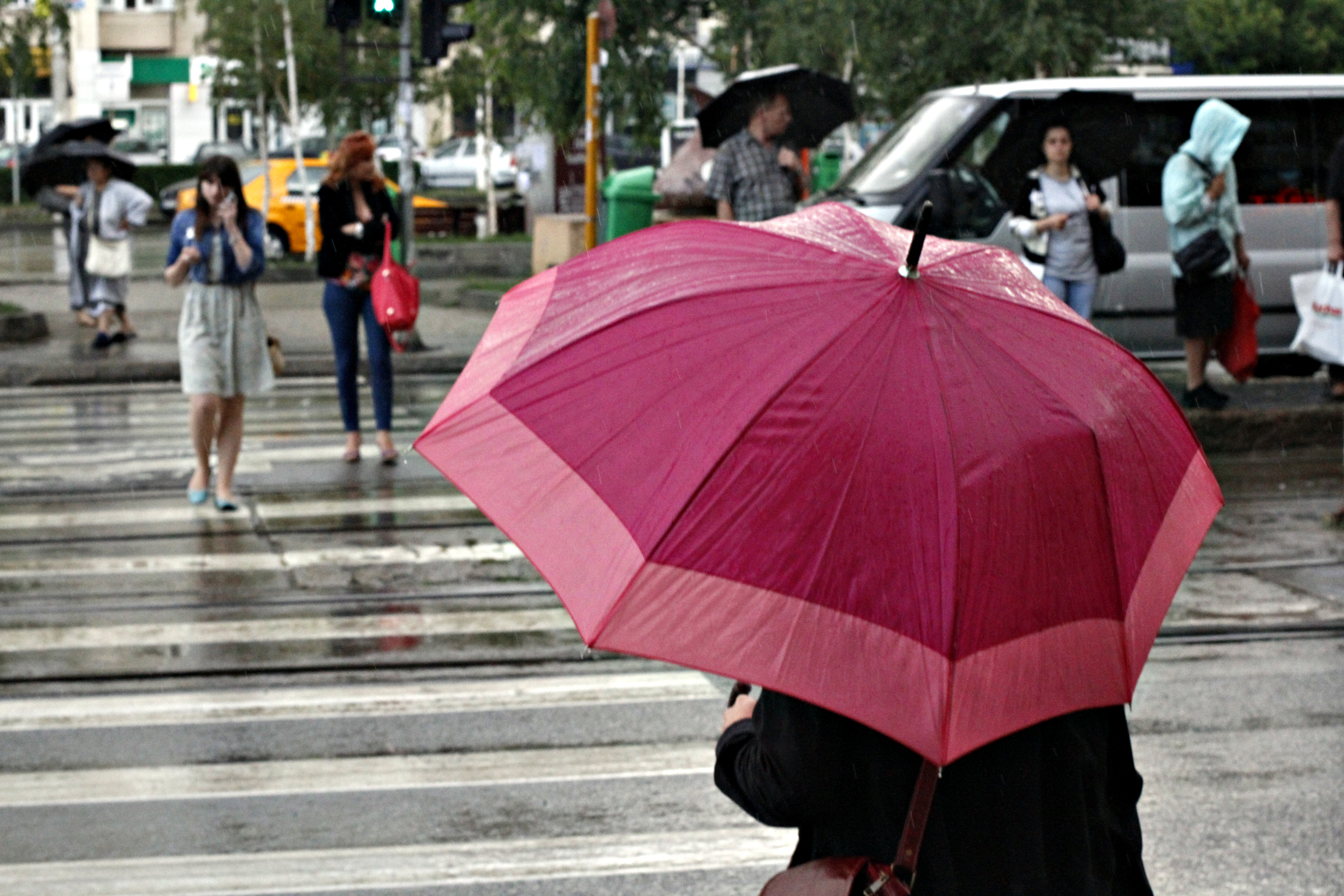Vremea se mentine mohorata si ploioasa in aproape toata tara. Singurele zone in care temperaturile ajung pana la 8 grade