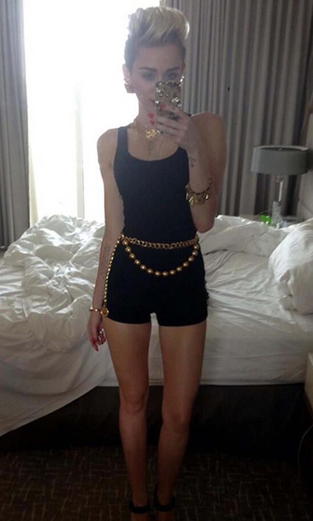 Nimeni nu si-a putut lua ochii de la acest detaliu. Cum apare Miley Cyrus intr-o imagine pe Twitter