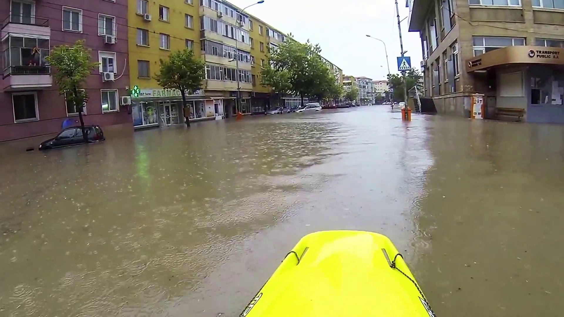 Tur virtual cu caiacul prin Tulcea. Pe strazi se circula doar cu barca, iar pompierii sunt sub apa