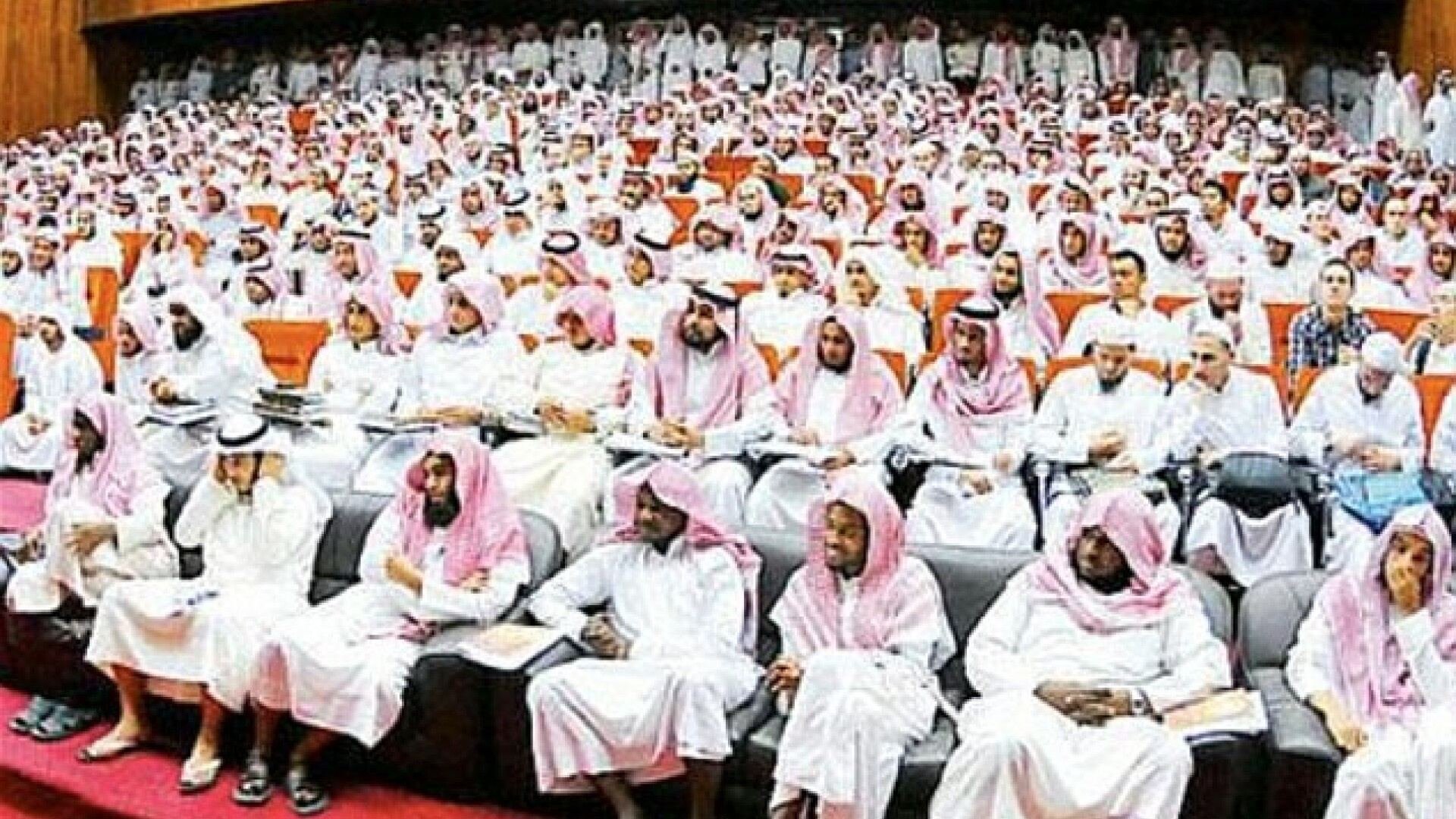 Ce e in neregula cu aceasta imagine? Conferinta din Arabia Saudita se numea "femeia in societate"