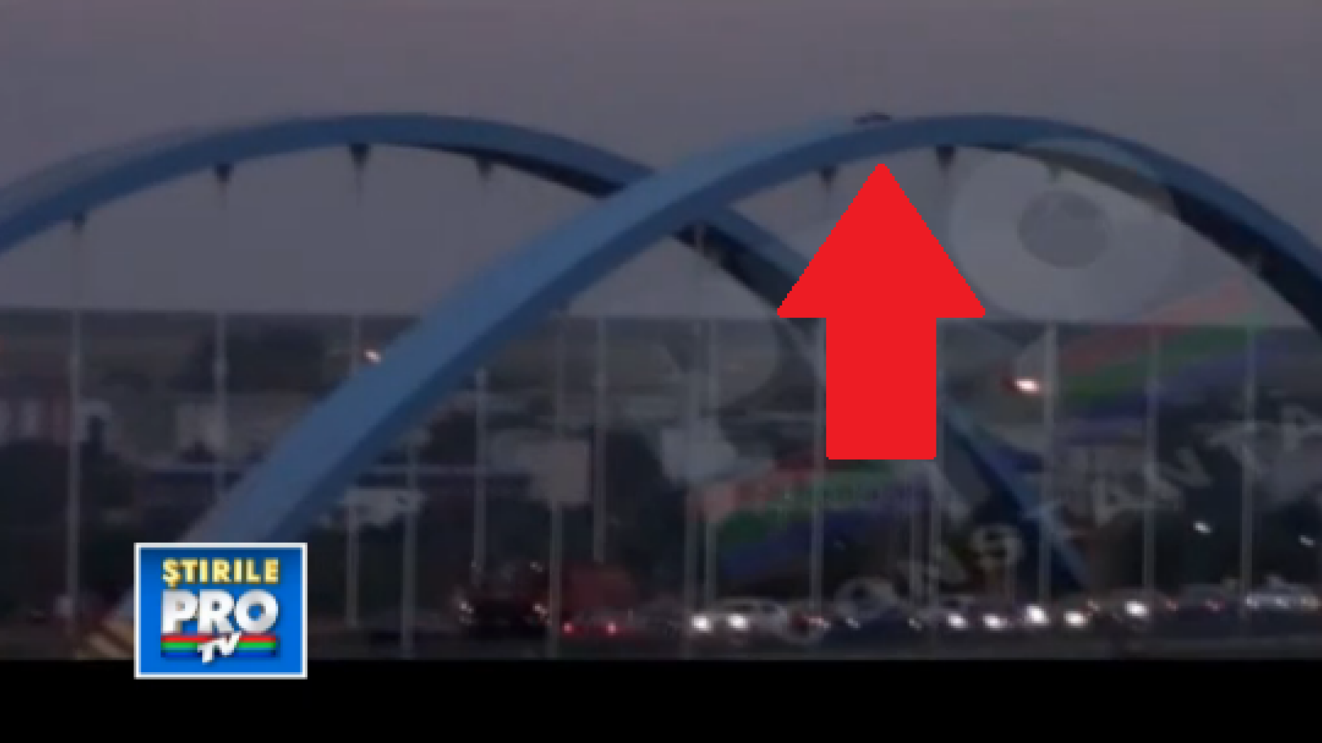 Gest riscant al unui barbat din Medgidia care s-a culcat pe arcada podului. Ce amenda a primit