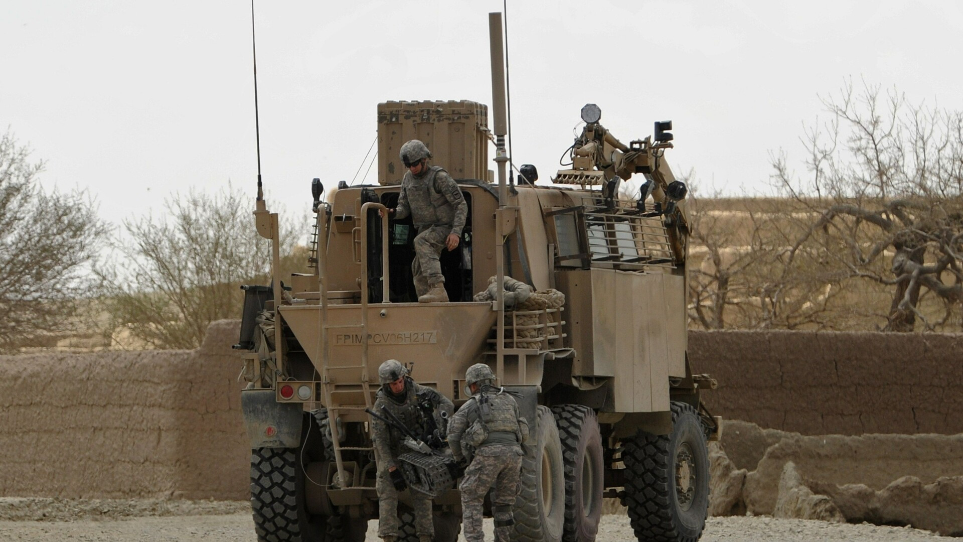 Clipe de groaza pentru un soldat afgan. Conditiile in care a dezamorsat o vesta explozibila