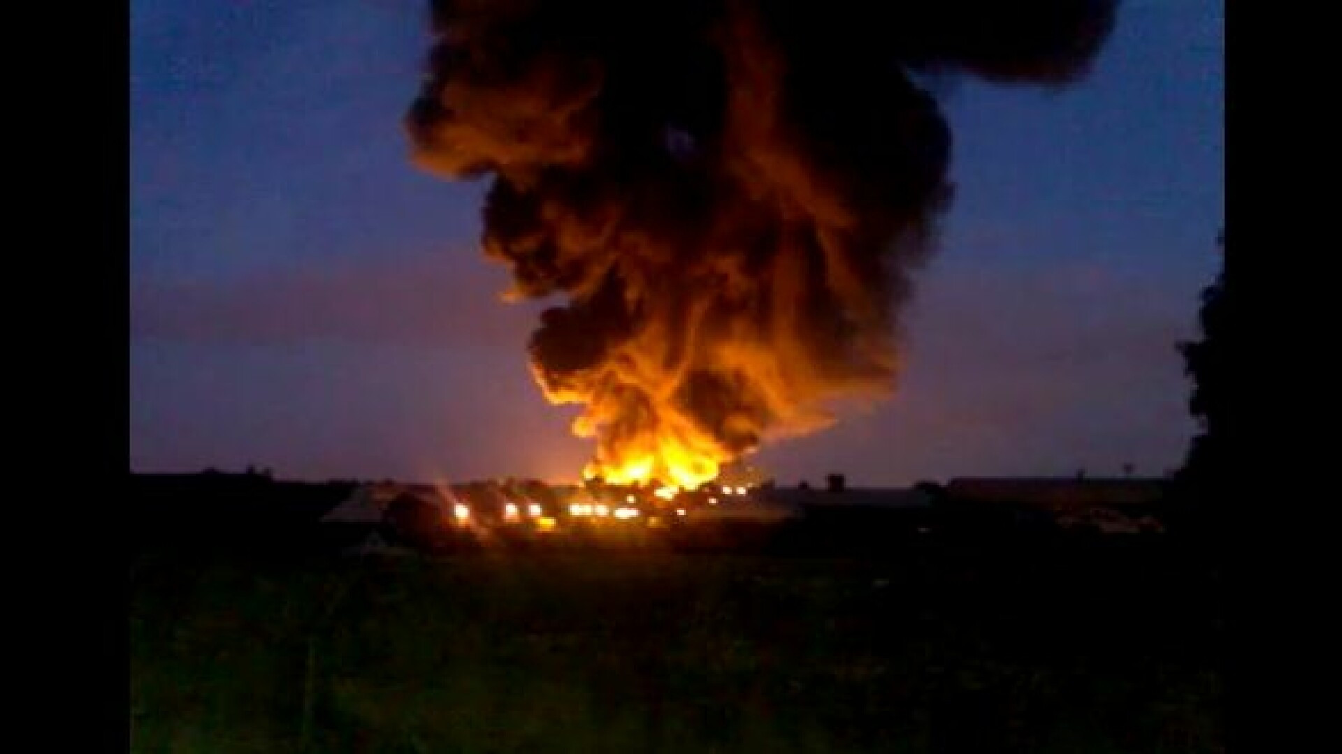 Incendiu devastator in Birmingham: o fabrica de reciclare a luat foc de la un lampion chinezesc