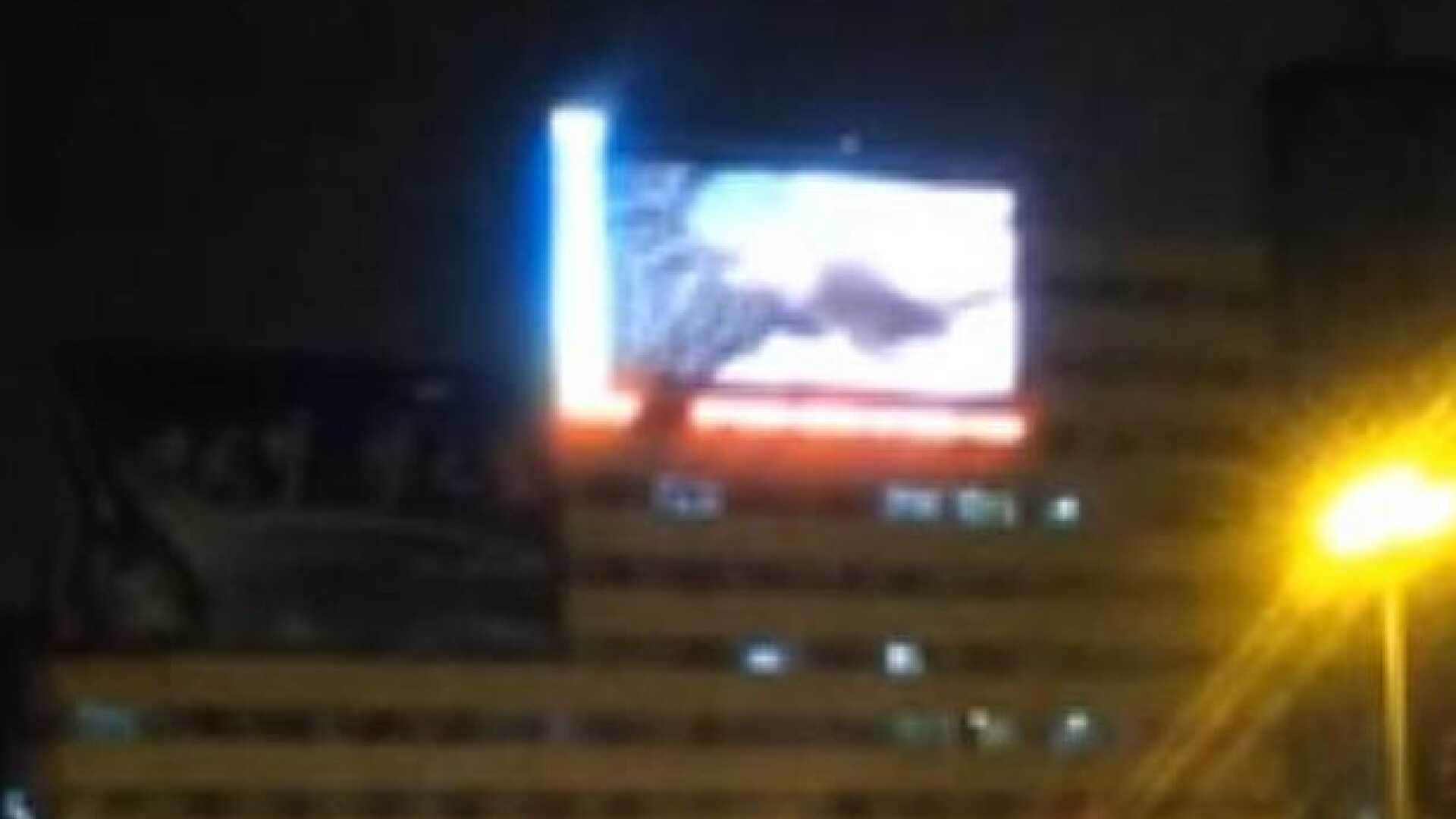 "Si copiii au vazut asta". Ce imagini au rulat, timp de 10 minute, pe ecranul de pe peronul garii