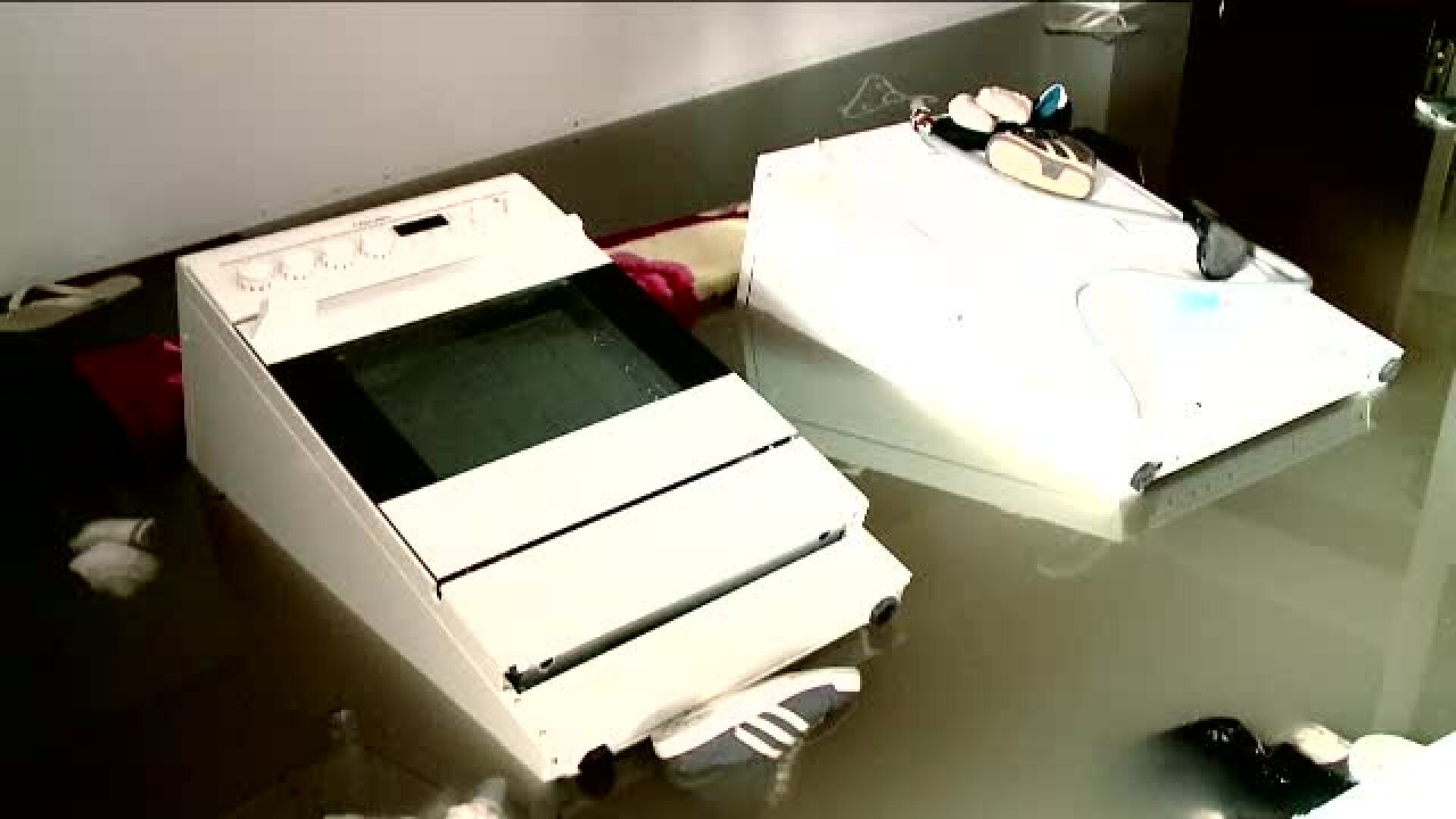 Apa de un metru si jumatate in mai multe apartamente din Iasi. Strazile s-au transformat in lacuri