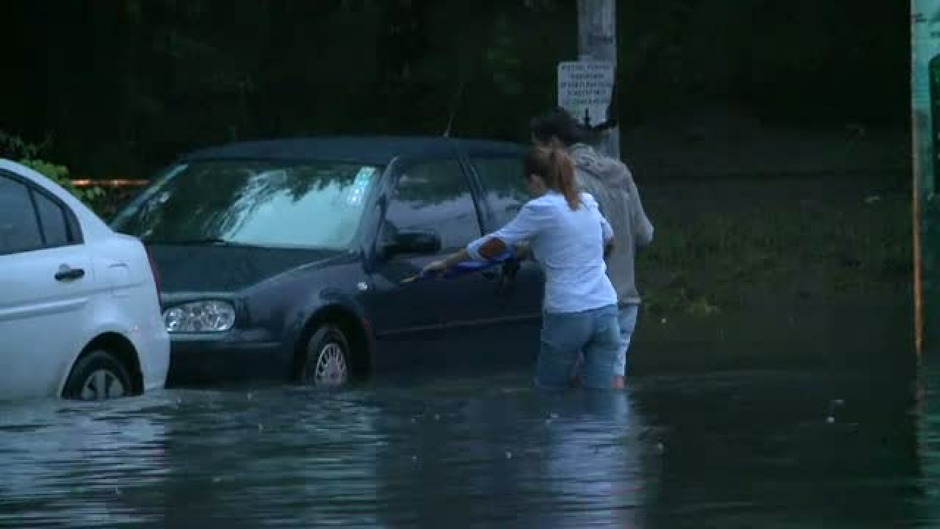 Scoli inundate, strazi inchise, sute de apeluri la 112. Canalizarea isi arata limitele in Bucuresti